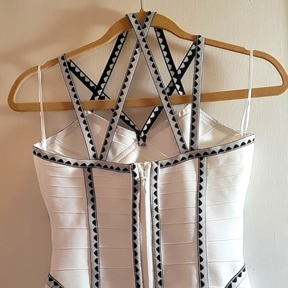 Fashion Nova Woman's White & Black Sleeveless Dress , Size: S - Picture 6 of 8